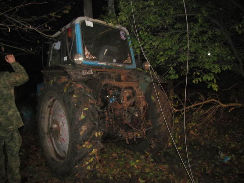 разбитый трактор